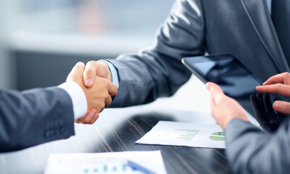 Handschlag zwischen Geschäftspartnern