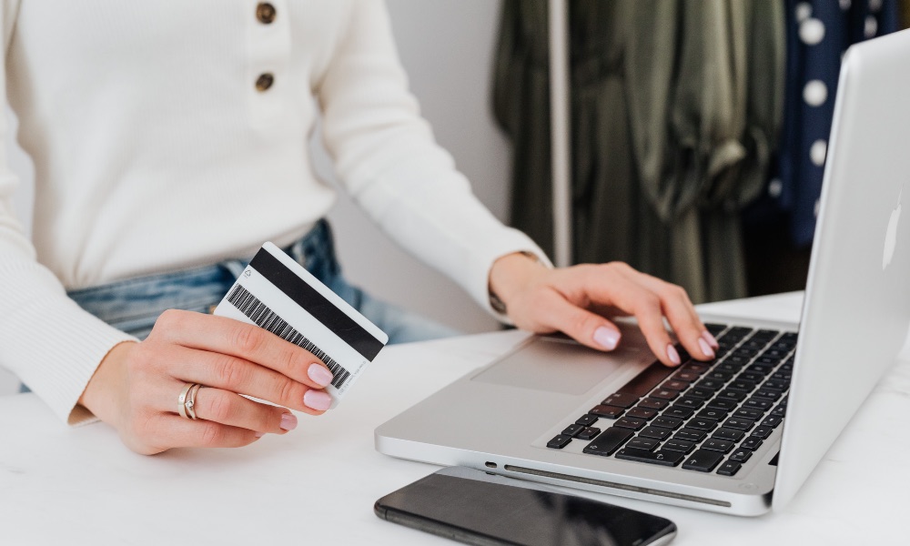 Frei verwendbarer Konsumkredit — bequem online mit Karte bezahlen